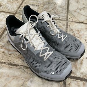 On Running Cloud Surfer Gray/White Size 11.5